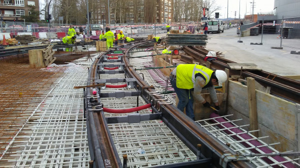 Barres ondulées de PRV. Tranvia de Vitoria